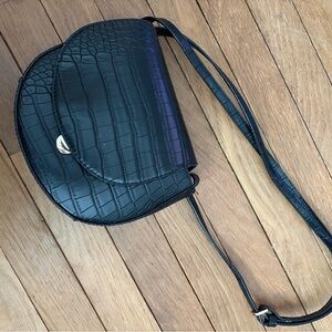 Elegant Black Croc-Embossed Shoulder Bag